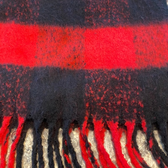 Steve Madden Red Black Buffalo Plaid Wrap 78 x 20 - Picture 4 of 4